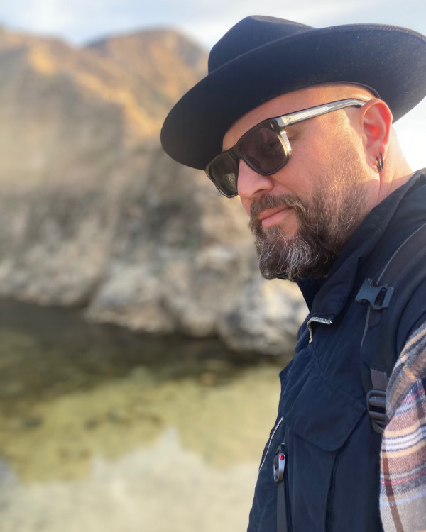 Daniel Rounds wearing sunglasses and hat